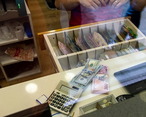 Dış basında Türkiye analizleri: Ekonomi yönetimi yatırımcıları sakinleştirmeye çalışıyor