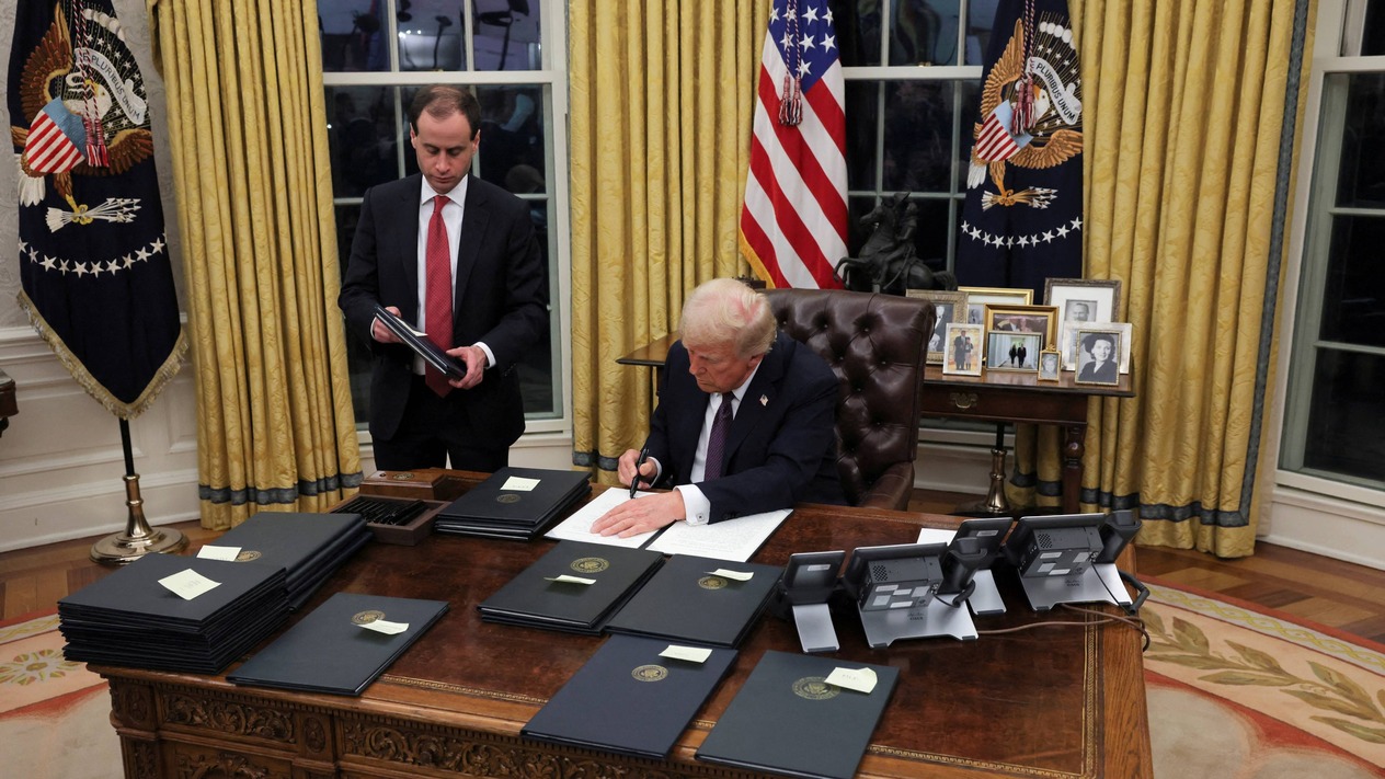 Donald Trump göreve gelir gelmez onlarca başkanlık kararnamesi imzaladı