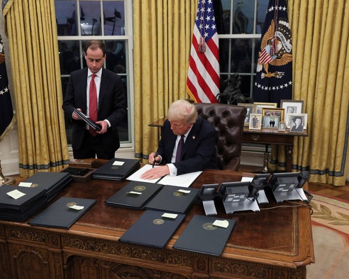 Donald Trump göreve gelir gelmez onlarca başkanlık kararnamesi imzaladı