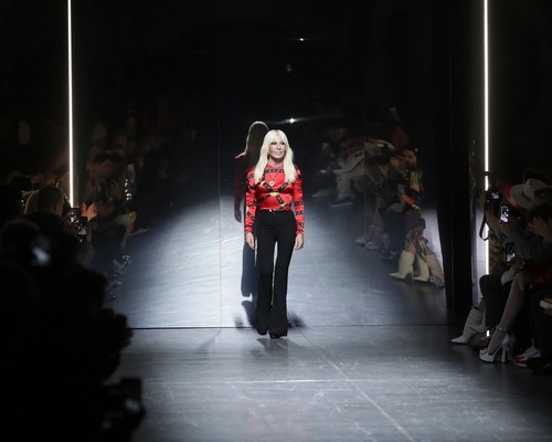 Donatella Versace 28 yılın ardından kreatif direktörlüğü bıraktı