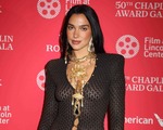 Dua Lipa Avrupa’nın en genç ülkesini dünyaya tanıtıyor