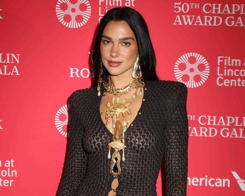 Dua Lipa Avrupa’nın en genç ülkesini dünyaya tanıtıyor