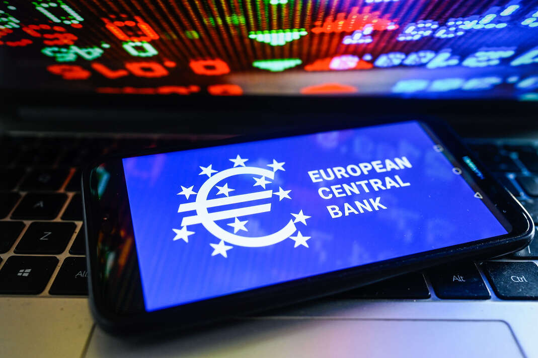 ECB yetkililerinden uyarı: Küresel ekonomi sert darbe aldı