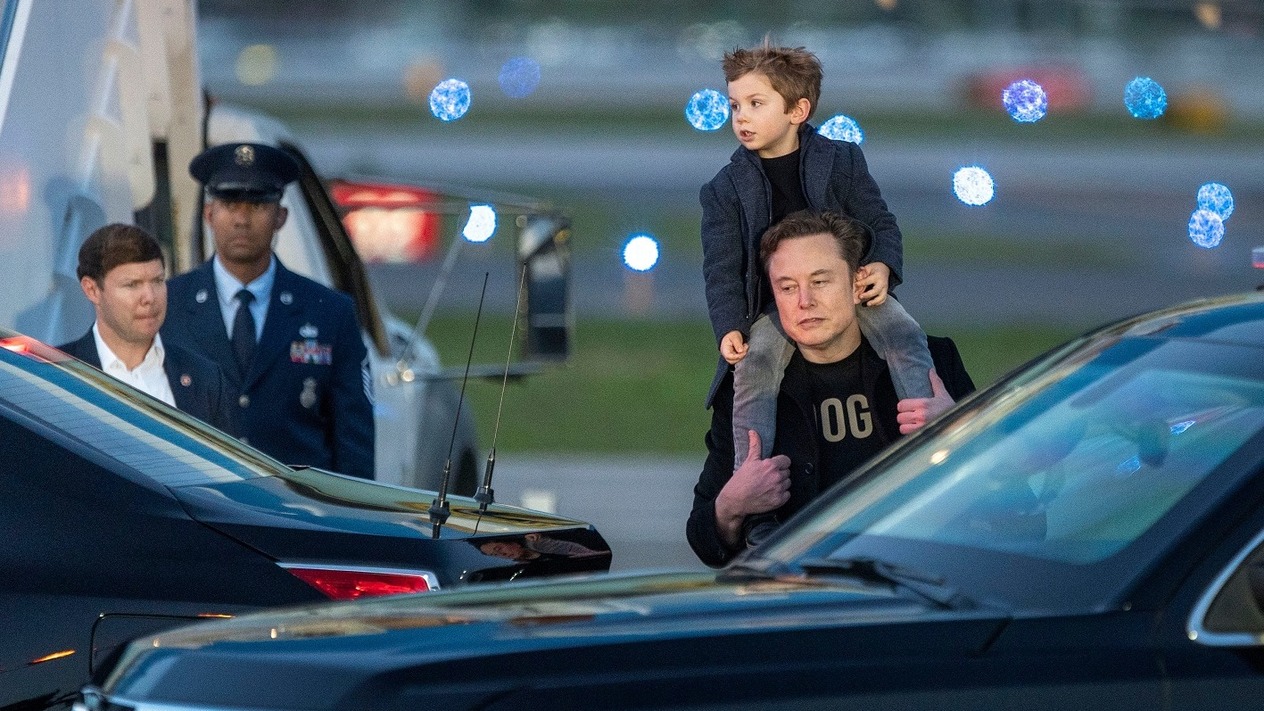 Elon Musk geniş ailesini nasıl yönetiyor?