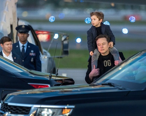  Elon Musk geniş ailesini nasıl yönetiyor?