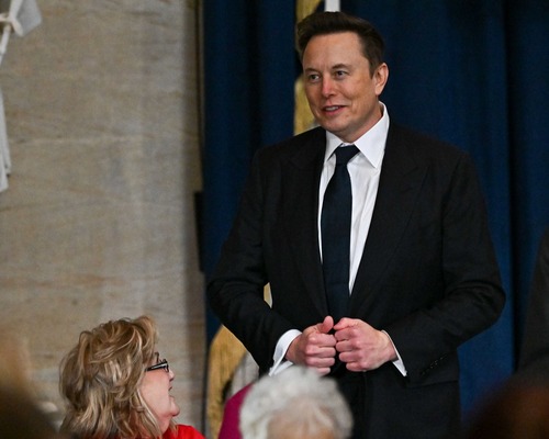 Elon Musk’ın maaşı CEO ücretlerini rekor seviyeye taşıdı