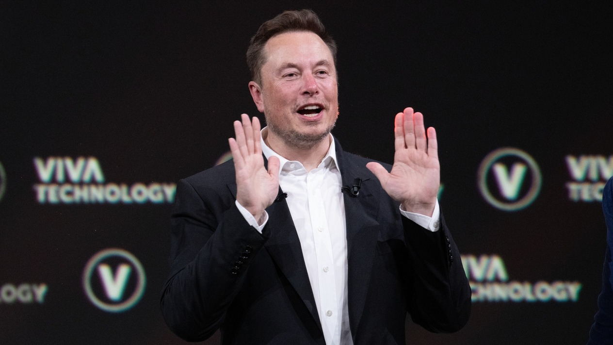 Elon Musk'ın serveti SpaceX hisselerindeki düşüşle 900 milyar doların altına geriledi