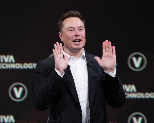 Elon Musk'ın serveti SpaceX hisselerindeki düşüşle 900 milyar doların altına geriledi