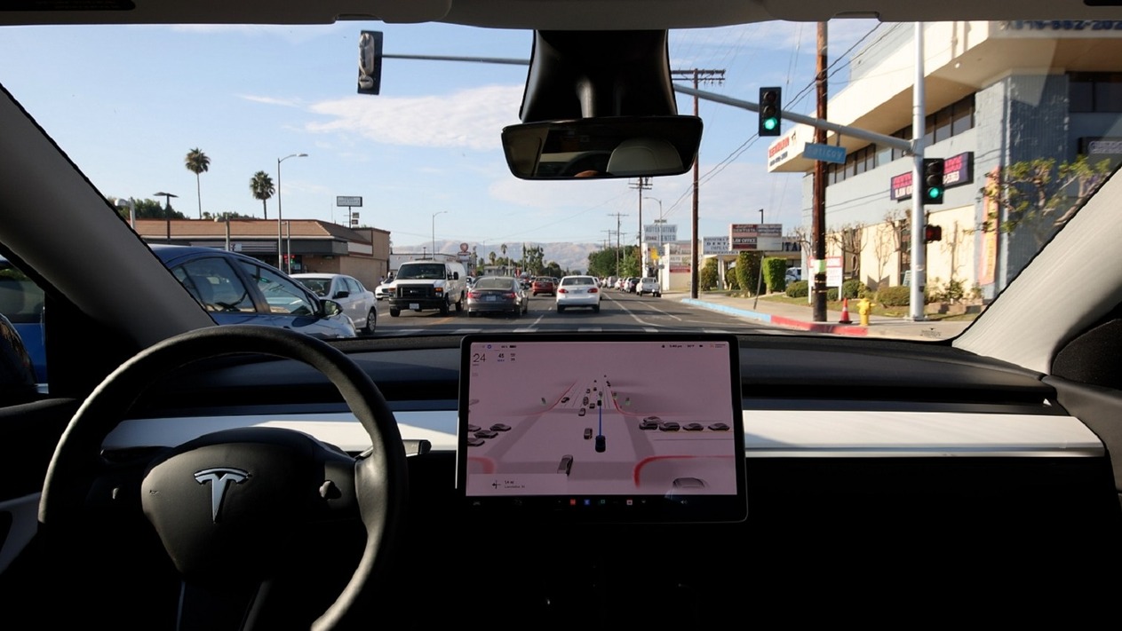 Elon Musk’ın Tesla robotaksi uygulaması neden riskli?