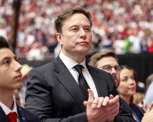 Elon Musk servetinin 500 milyar dolara yükselmesiyle tarihe geçti
