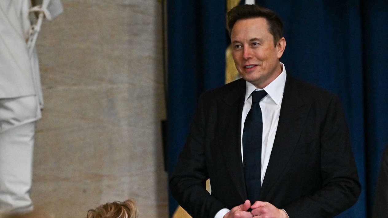 Elon Musk Tesla’daki en iyi yardımcılarından birini kovdu