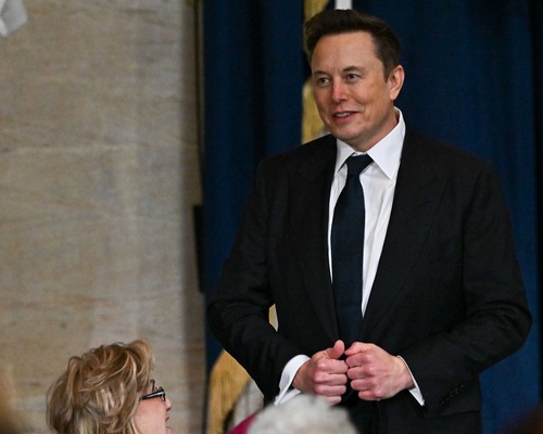 Elon Musk Tesla’daki en iyi yardımcılarından birini kovdu