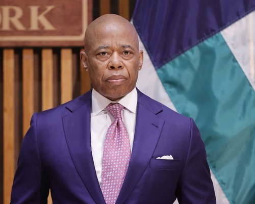 Eric Adams New York belediye başkanlığı yarışından çekildi