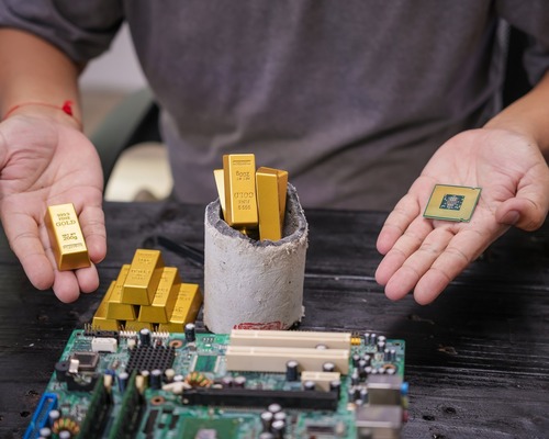 Eski bilgisayar parçaları nasıl mücevhere dönüşüyor?