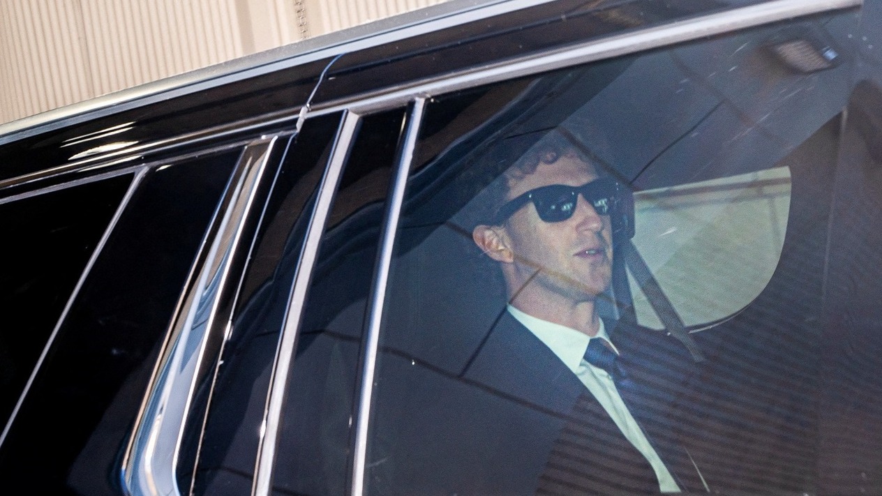 Eski e-postalar Mark Zuckerberg’in peşini bırakmıyor