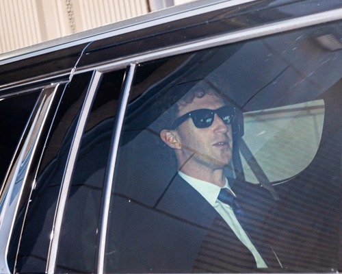 Eski e-postalar Mark Zuckerberg’in peşini bırakmıyor