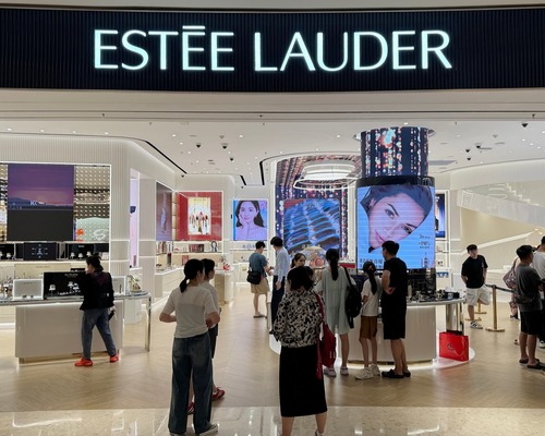 Estée Lauder ve Puig Brands’in birleşme görüşmeleri analistleri ikiye böldü
