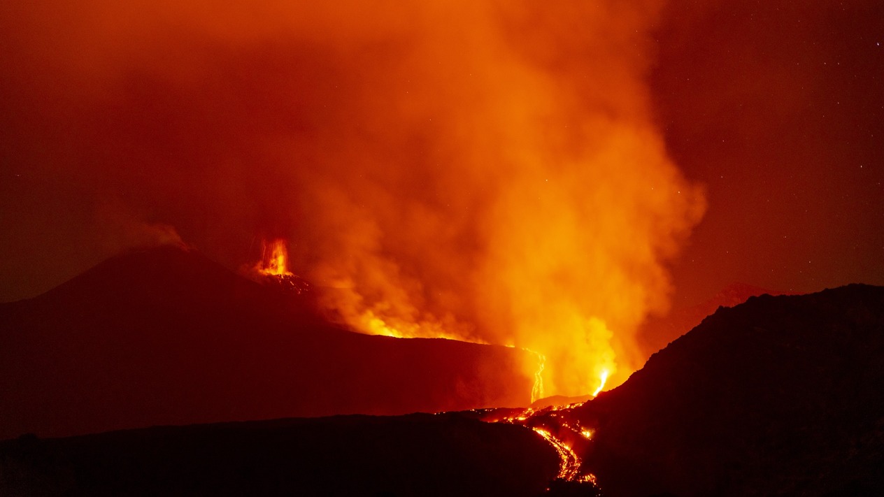 Etna Yanardağı'ndaki patlamalar bölgeyi uçuşlara kapattı