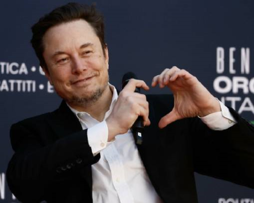 Elon Musk serveti 400 milyar doları aşan ilk insan oldu