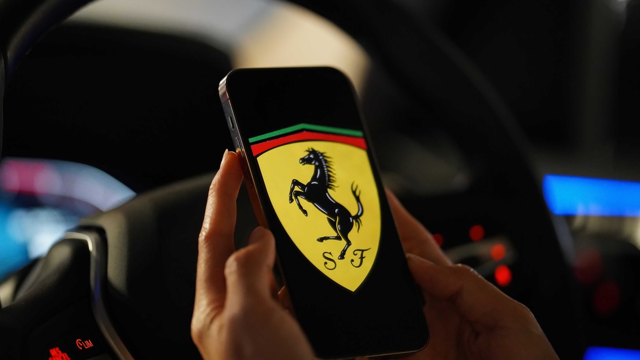 Ferrari'de elektrikli araç tanıtıldı, hisseler düştü