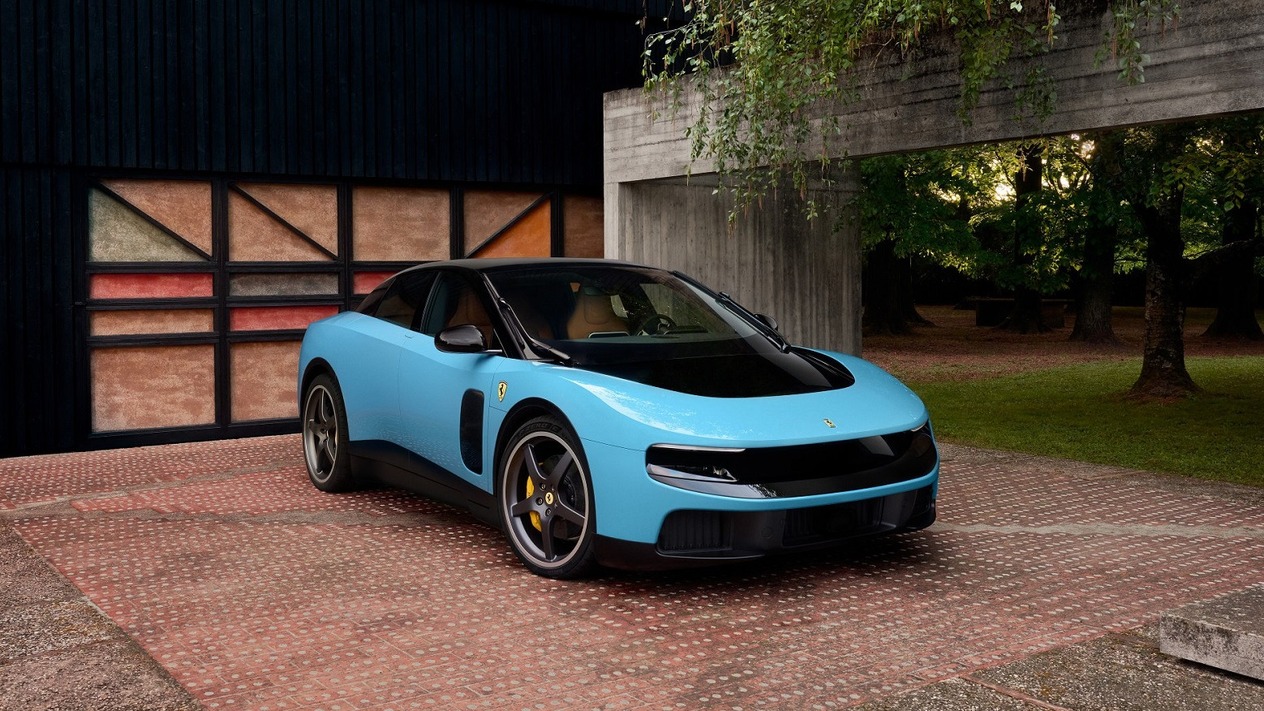 Ferrari’nin ilk elektrikli otomobili açık artırmada rekor kırdı