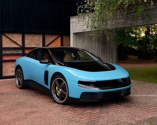Ferrari’nin ilk elektrikli otomobili açık artırmada rekor kırdı