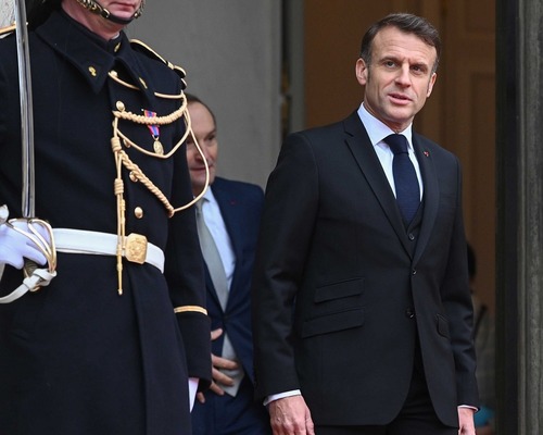 Fransa Cumhurbaşkanı Macron rakipleri tarafından köşeye sıkıştırıldı