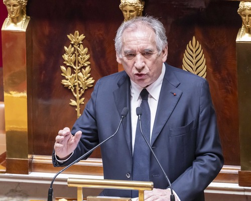 Fransa'da hükümet düştü