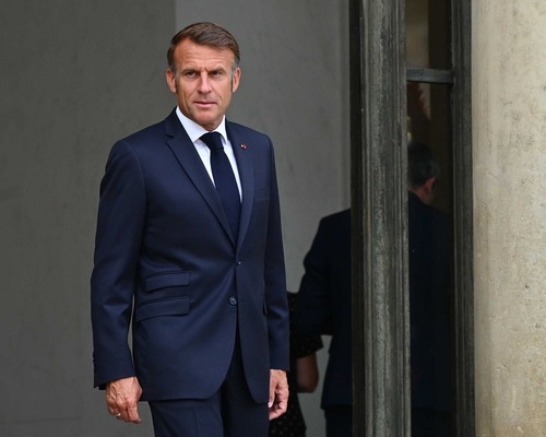 Fransa’da hükümeti kurtarmak için son çabalar