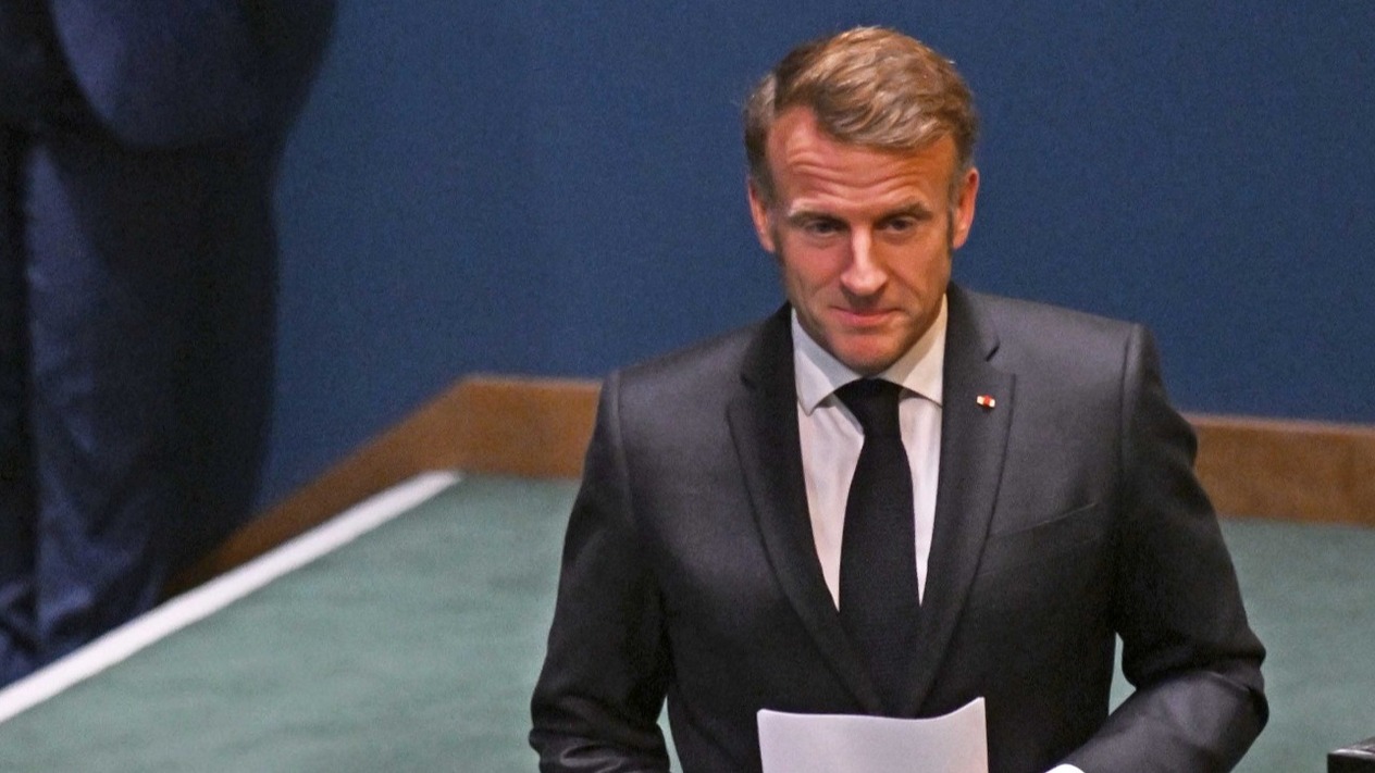 Fransa'da Macron'un yeni başbakan arayışı: Sosyalistler anahtar konumda