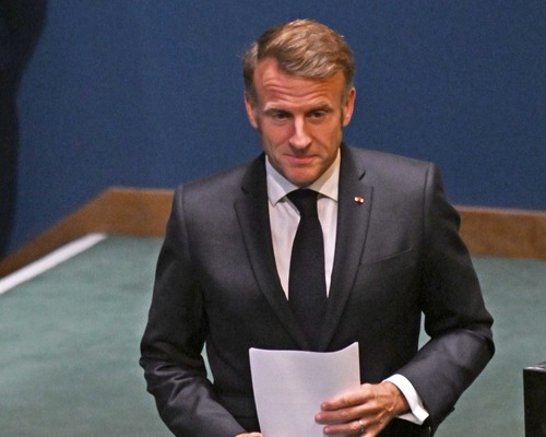 Fransa'da Macron'un yeni başbakan arayışı: Sosyalistler anahtar konumda