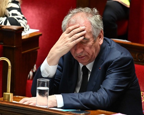 Fransa’daki siyasi kriz iş dünyasının toparlanma umudunu sarsıyor