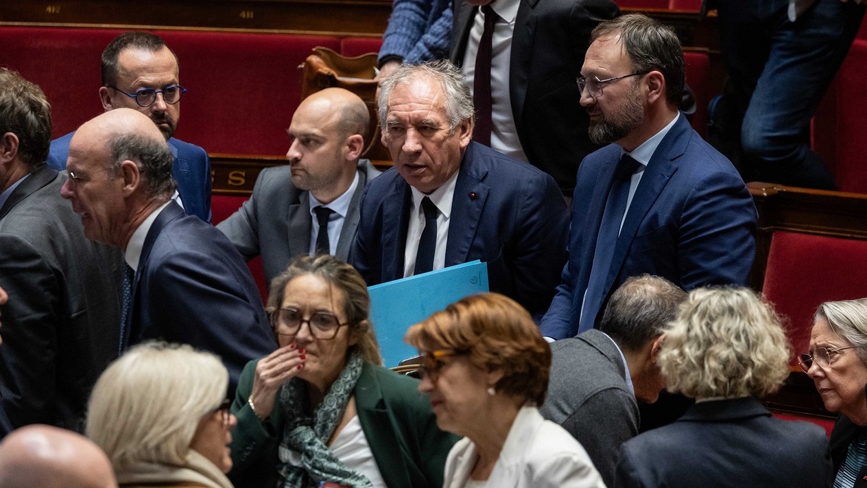 Fransa hükümetinin çökeceği endişesi borçlanma maliyetlerini fırlattı