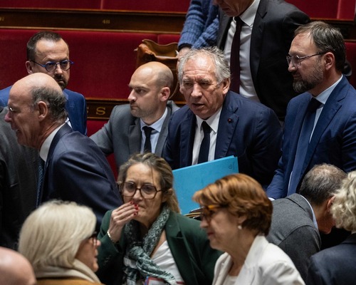 Fransa hükümetinin çökeceği endişesi borçlanma maliyetlerini fırlattı