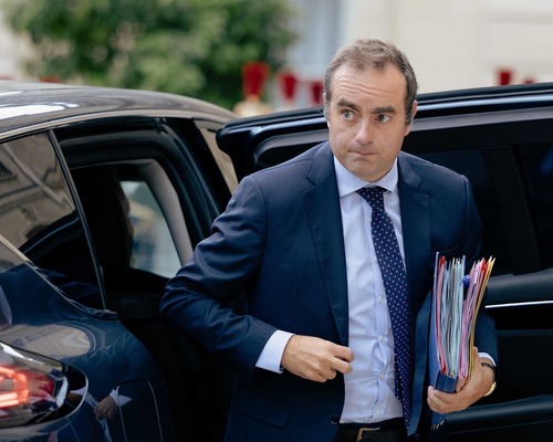 Fransa’nın başbakan krizinin ardından hala bütçeye ihtiyacı var