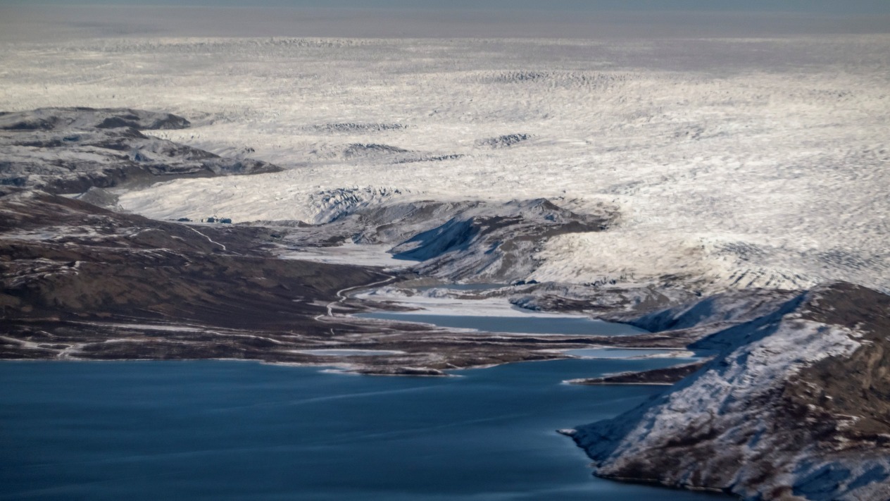 Grönland'dan adayı kontrol etmek isteyen Trump'a cevap: Satılık değiliz