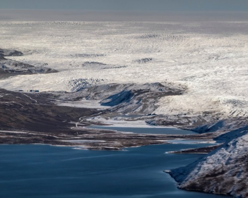 Grönland'dan adayı kontrol etmek isteyen Trump'a cevap: Satılık değiliz