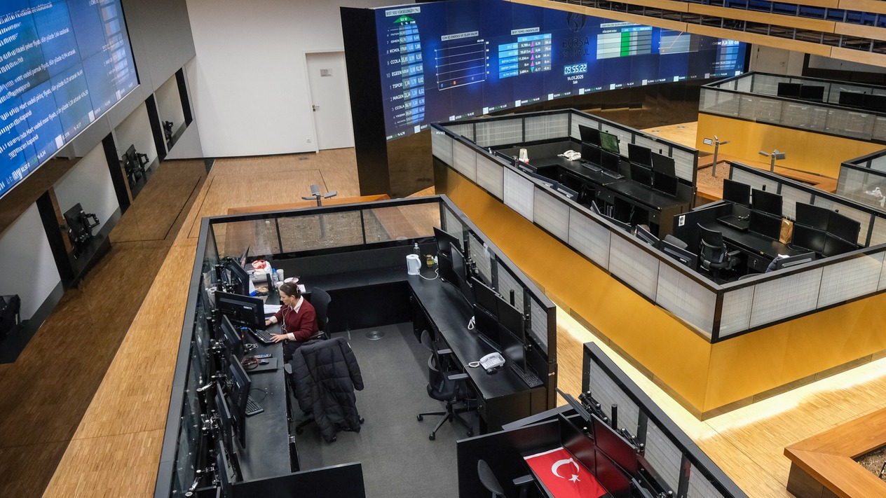 Gün içinde iki kez devre kesen Borsa İstanbul günü 10 binin altında kapattı