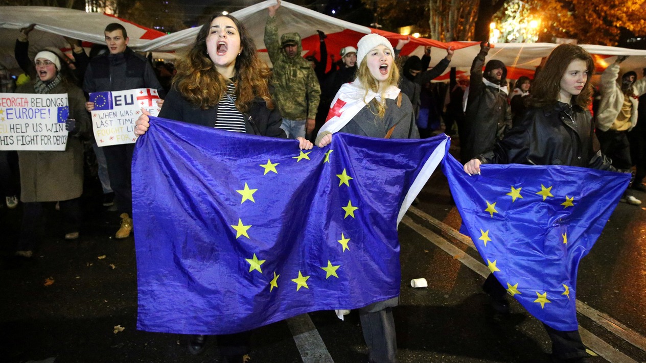 Gürcistan'da AB protestoları devam ediyor: Şirketler ve STK'lardan AB yanlısı açıklamalar
