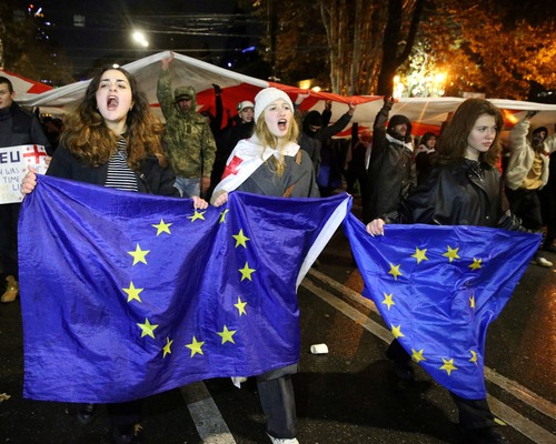 Gürcistan'da AB protestoları devam ediyor: Şirketler ve STK'lardan AB yanlısı açıklamalar