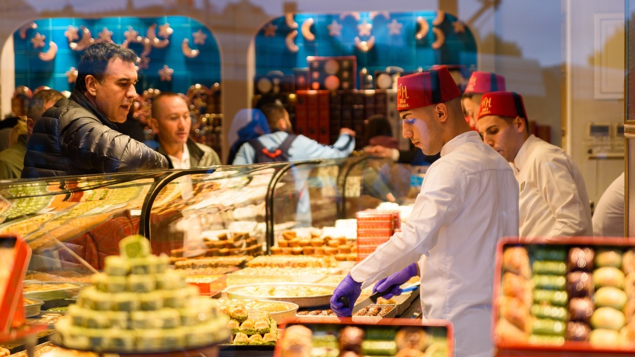 Hafız Mustafa 1864 ve Şekerci Cafer Erol 1807 Londra'da karşılıklı mağaza açtı