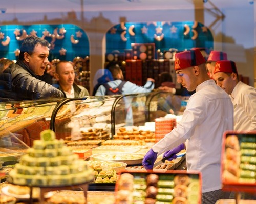 Hafız Mustafa 1864 ve Şekerci Cafer Erol 1807 Londra'da karşılıklı mağaza açtı