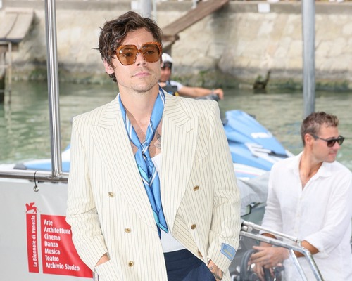 Harry Styles Billboard’ın yeni listesinde zirveye çıkan ilk erkek sanatçı oldu