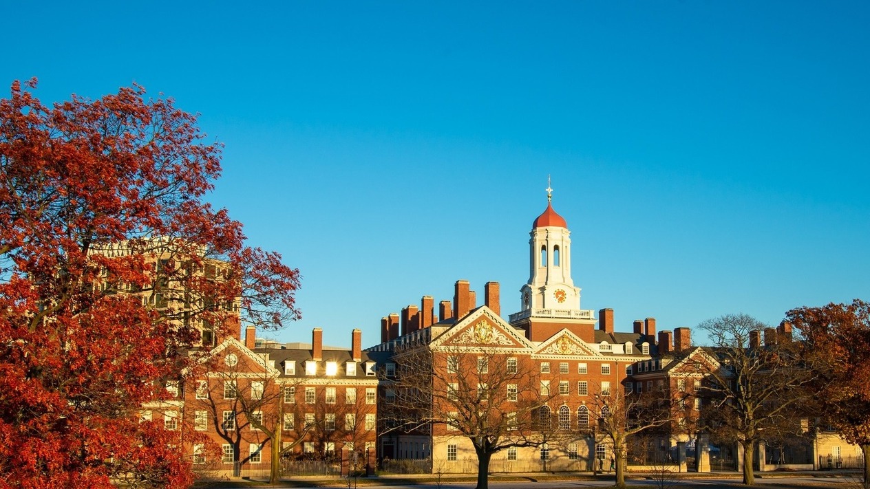 Harvard'ın fonlarını dondurmasını anayasaya aykırı bulundu