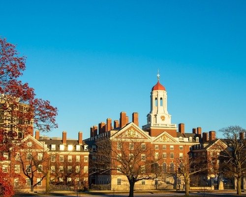 Harvard'ın fonlarını dondurmasını anayasaya aykırı bulundu