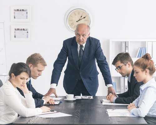 Her zaman haklı olduğunu düşünen yöneticilerle nasıl çalışılır?