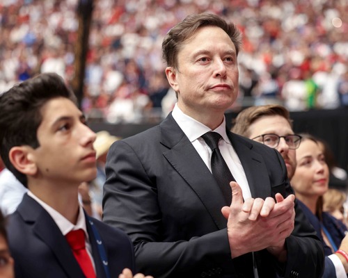 Hissedarlardan Musk’ın 1 trilyon dolarlık maaş paketine tepki