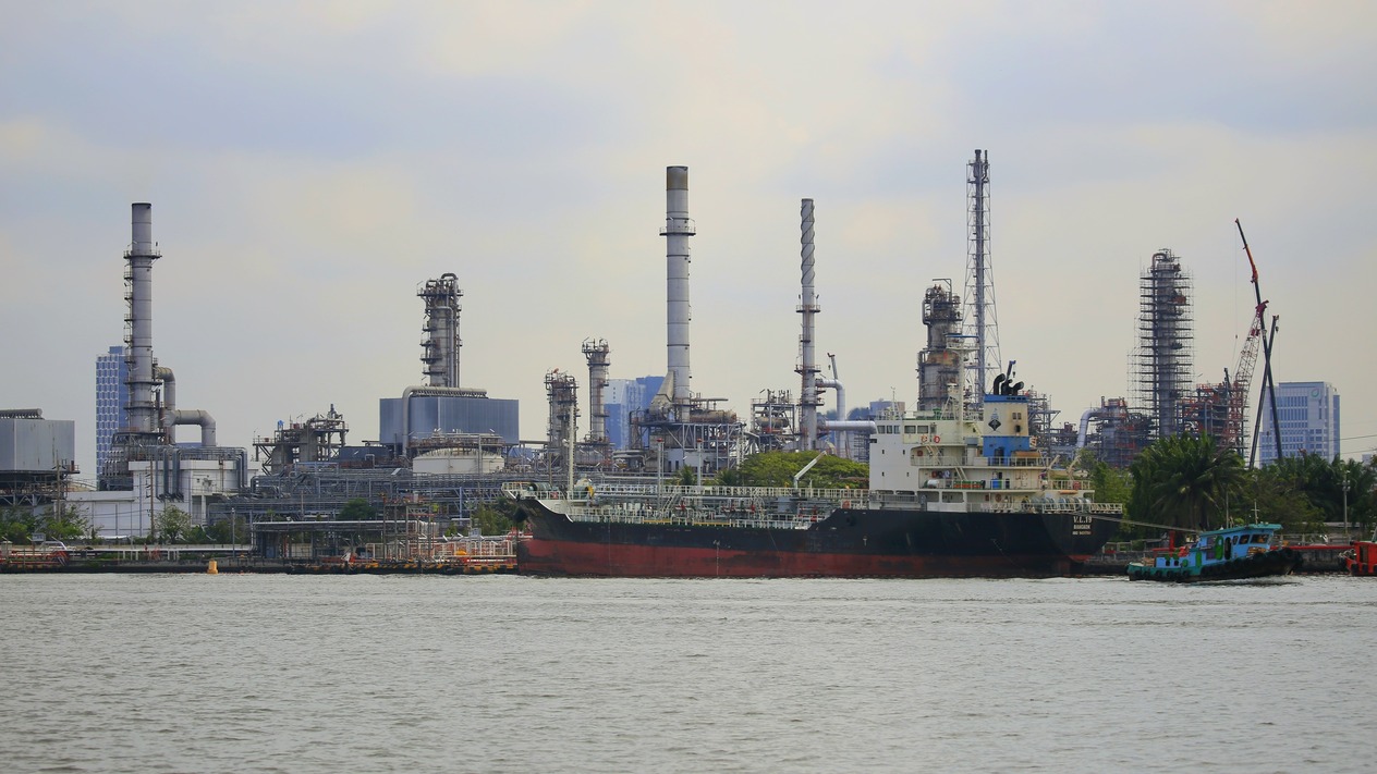 Hürmüz Boğazı'nda tanker trafiği dip yaptı, petrol fiyatları 100 doların üzerinde tutunuyor