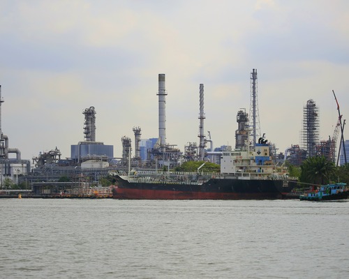 Hürmüz Boğazı'nda tanker trafiği dip yaptı, petrol fiyatları 100 doların üzerinde tutunuyor