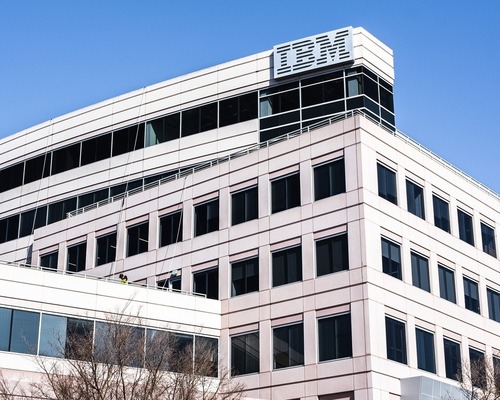 IBM hisseleri 1987'den bu yana en sert günlük düşüşünü yaşadı